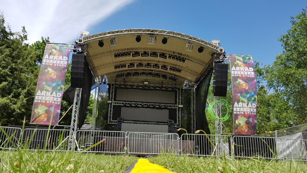 Bina pripremljena za muzički festival na trgu