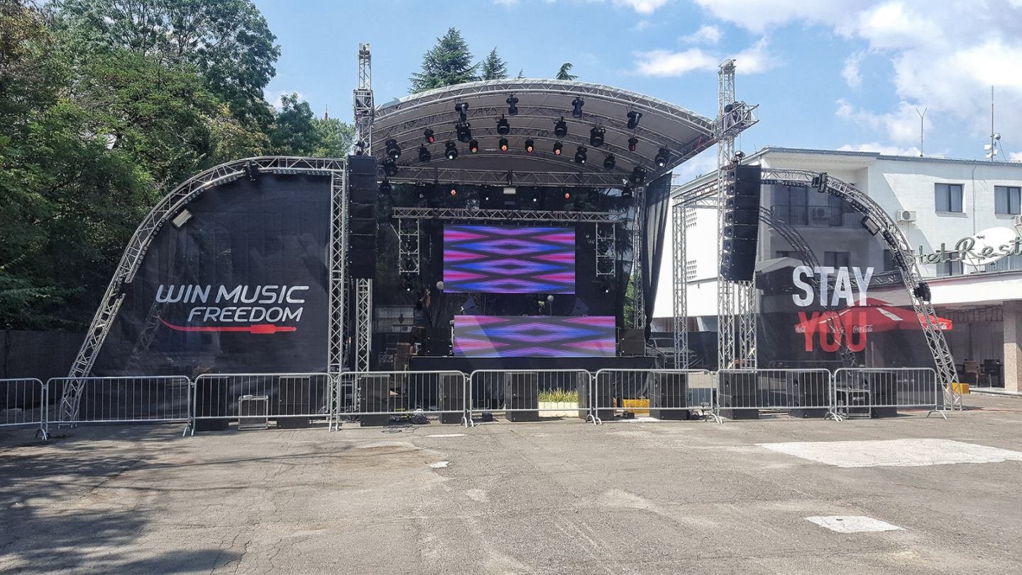 Montaža bine sa krovom na travi BG Stage