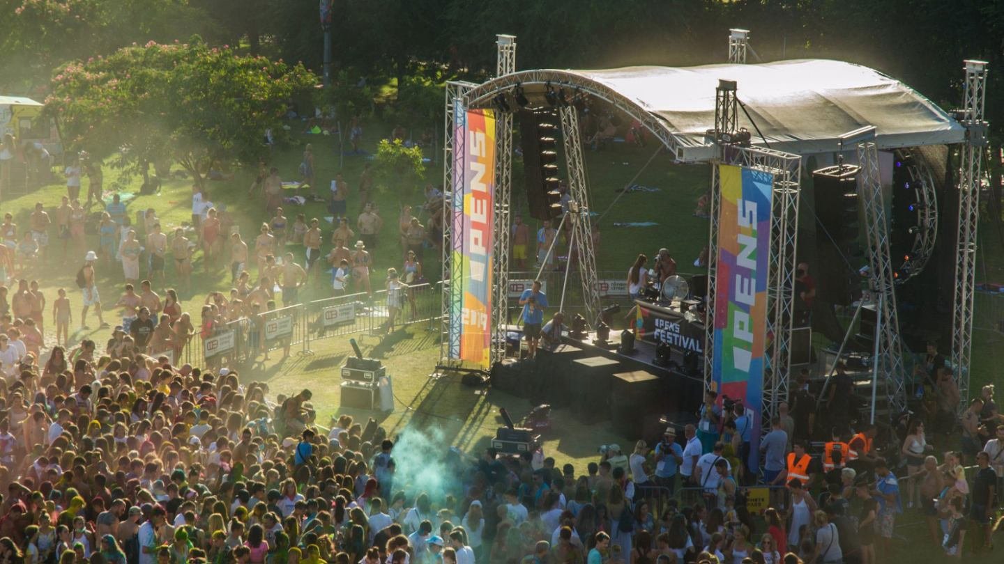 Osvetljena noćna bina za muzički koncert