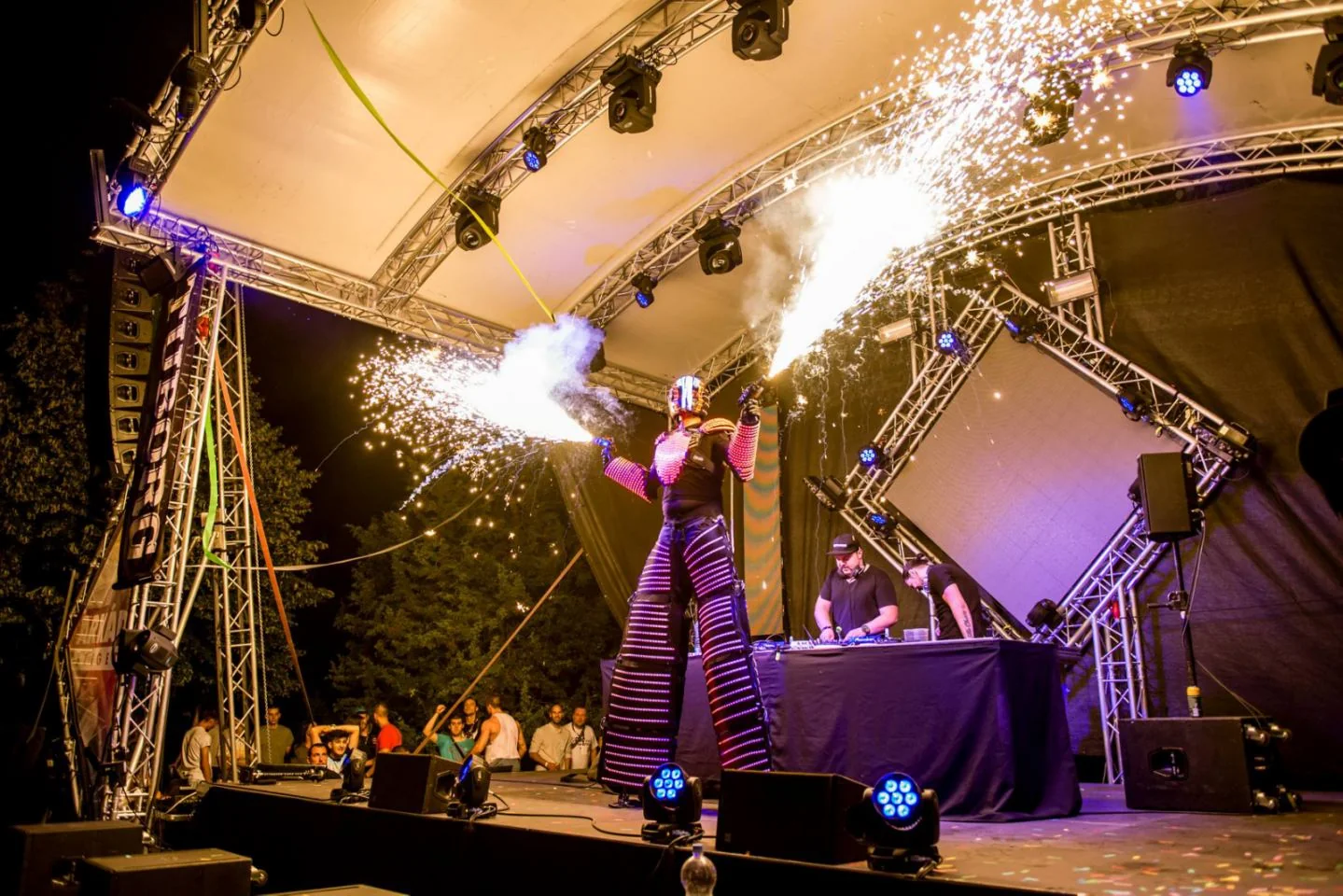 Uvećan prikaz realizovane bine i scenske opreme BG Stage